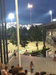 Blick von der neuern Dressurtribüne. Im Hintergrund das Springstadion, davor sichtbar zwei der drei Abreiteplätze.